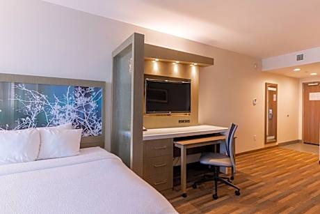 Larger Studio with King Bed, Bathtub and Sofa Bed - Mobility Access/Hearing Accessible