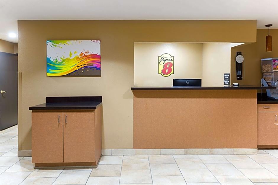 Super 8 by Wyndham Radcliff Ft. Knox Area