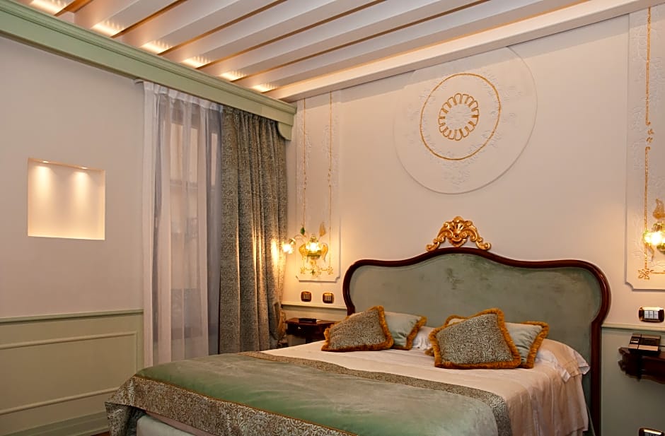 Hotel Monaco & Grand Canal