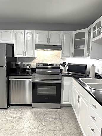 Spacious Downtown 3BR Home, 4bds