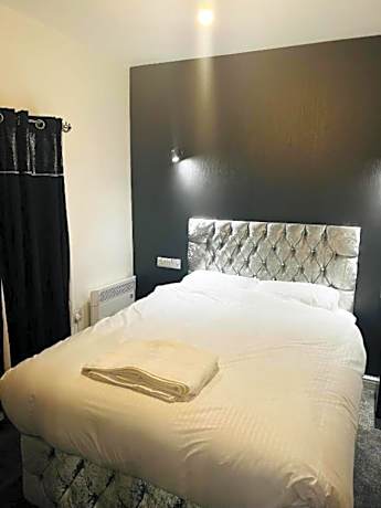 Standard Double Room with Shared Bathroom