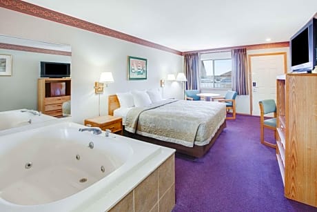 Lakefront Deluxe King Room with Spa Bath - Non-Smoking