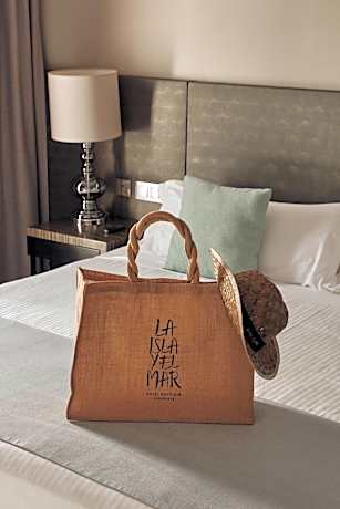 Two-Bedroom Deluxe Suite (4 Guests)