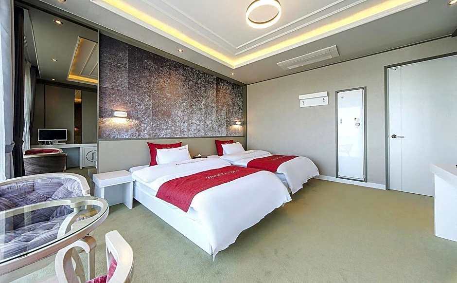 Hotel The One