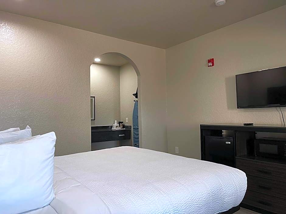 Photo 1 of 10 of 1 King Bed, Hearing/Mobility Accessible, Bathtub