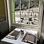 Tontine Hotel & Bar