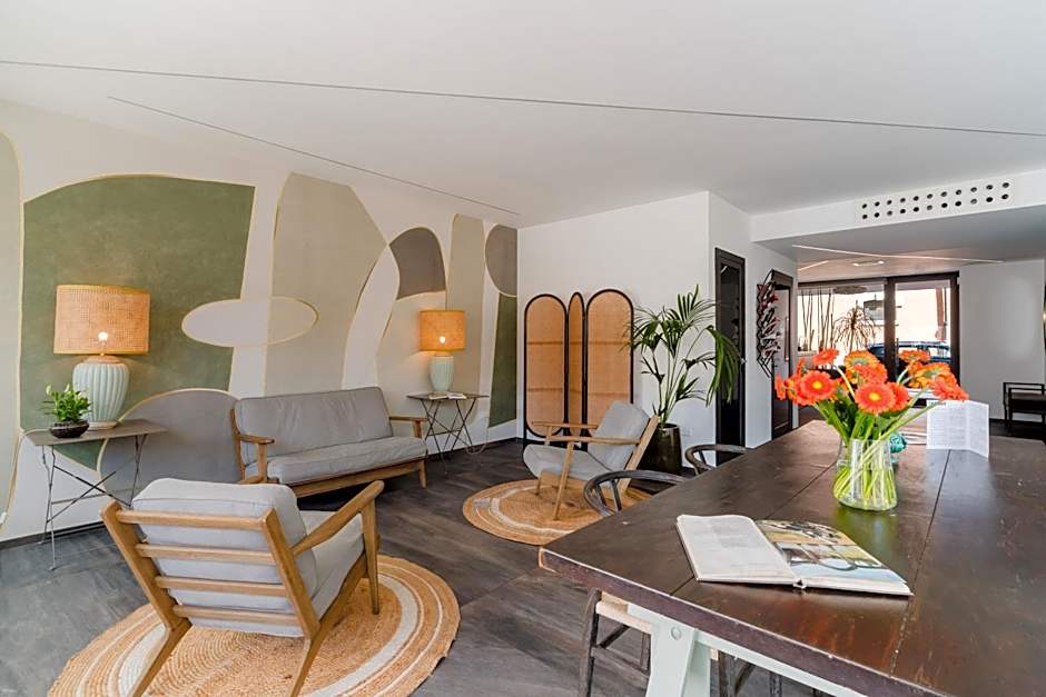 Glass House - Smart Rooms & Parking