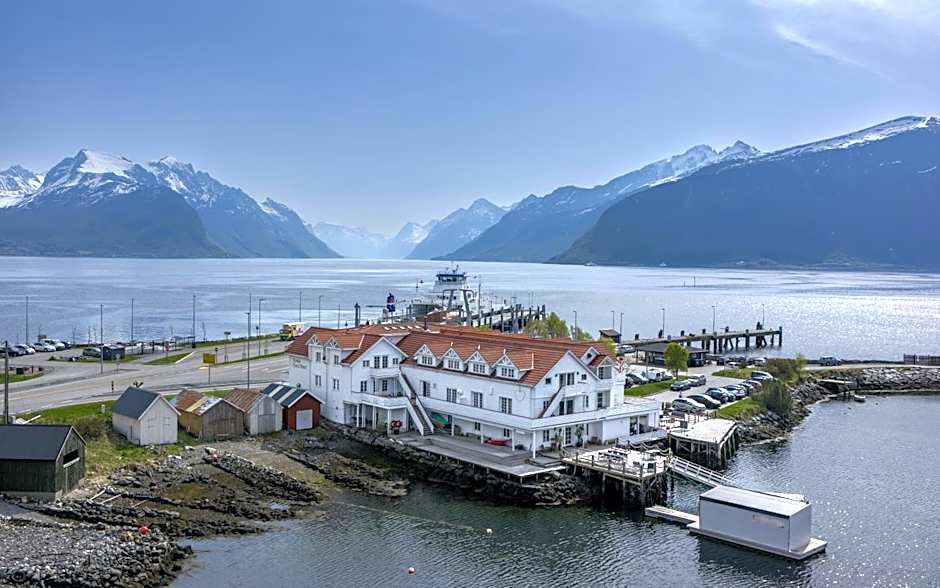 Sunde Fjord Hotel, free and easy parking