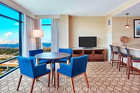 M Club lounge access, Executive Suite, 1 King, Mountain view