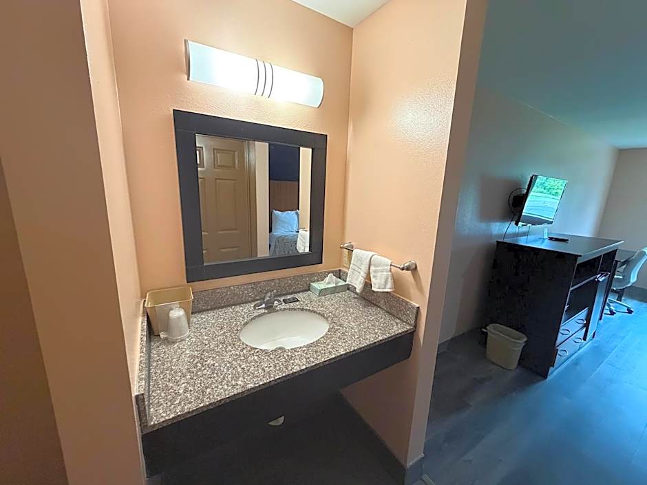 Paradise Inn & Suites