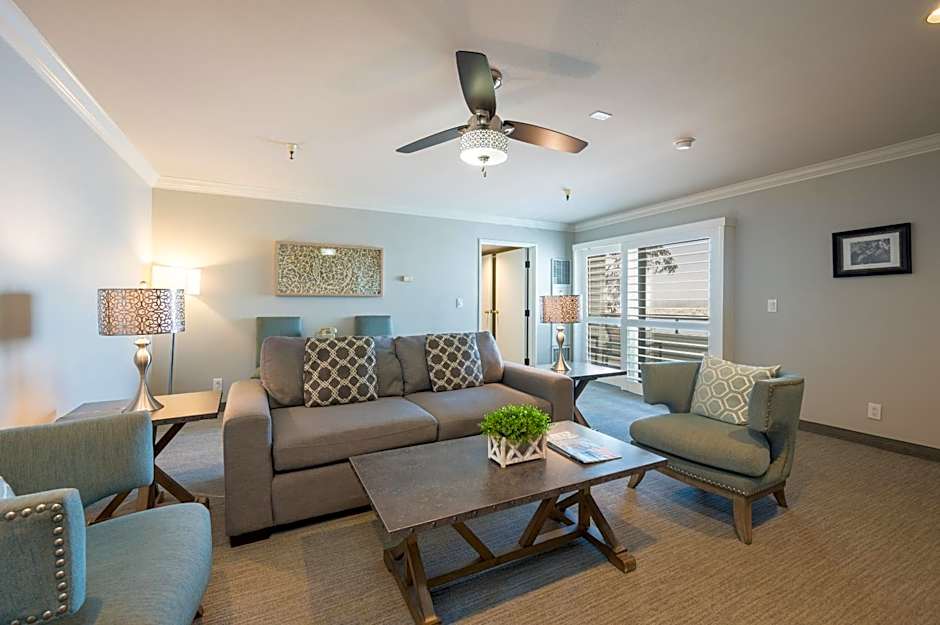 456 Embarcadero Inn & Suites