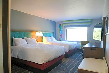 2 QUEENS ROOM W/ MICROWAVE AND FRIDGE