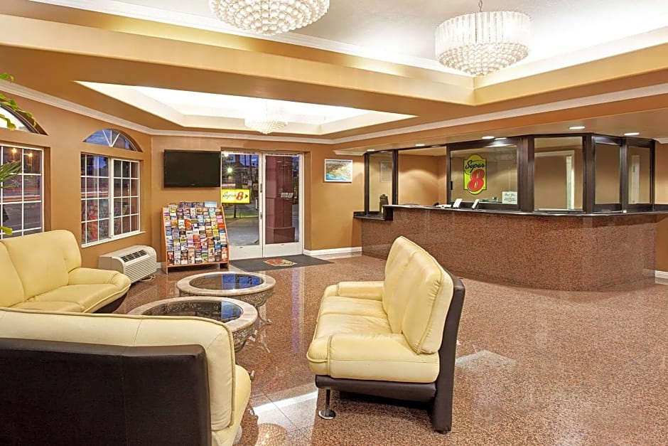 Super 8 by Wyndham Los Angeles Downtown