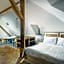 Hotel At the Golden Scissors