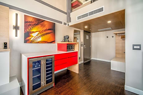 Queen Suite with one Queen Bed