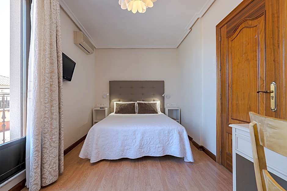 Photo 1 of 6 of Deluxe 1 Queen Bed