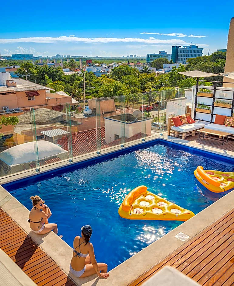 Nomads Hotel, Hostel & Rooftop Pool Cancun