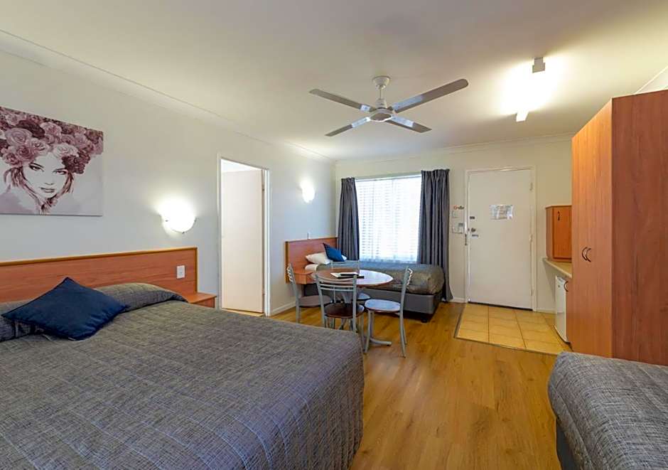 Riviera on Ruthven Motel