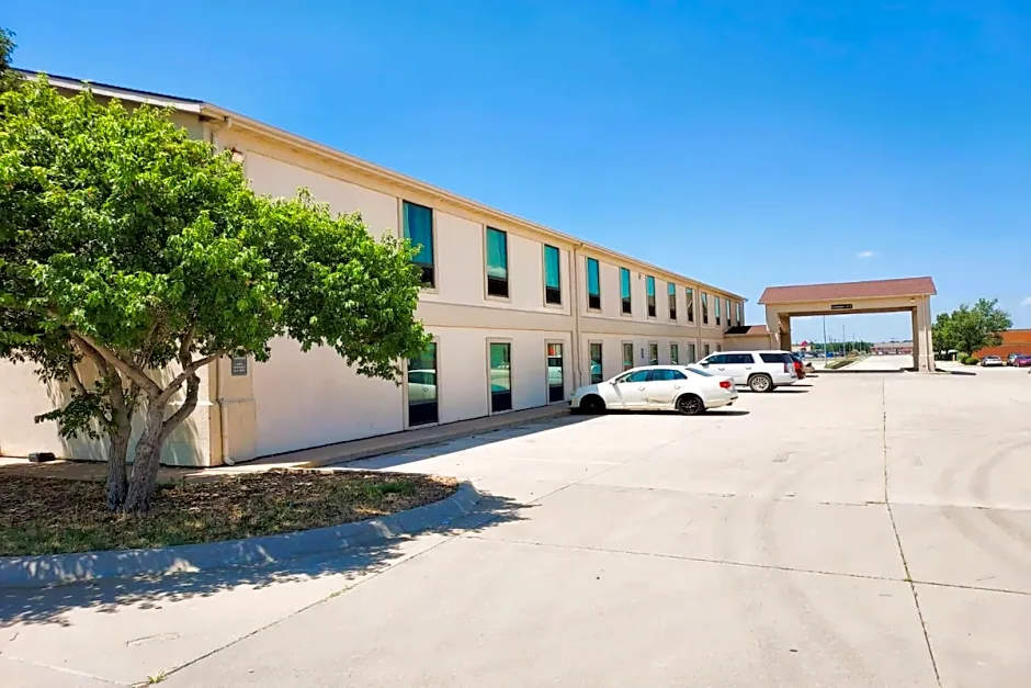 McPherson Inn By OYO, Hwy 81