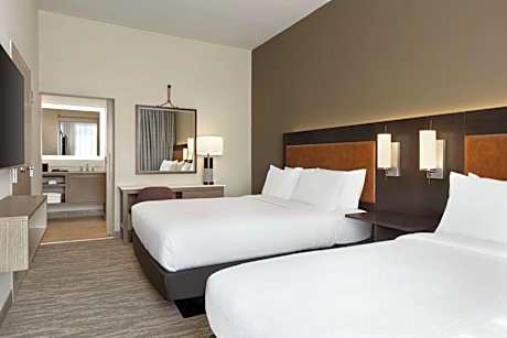 Queen Suite with Two Queen Beds - Hearing Accessible/Non-Smoking