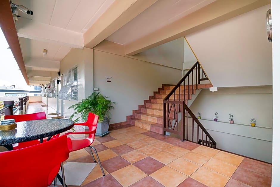 OYO 838 Aromdee Apartment