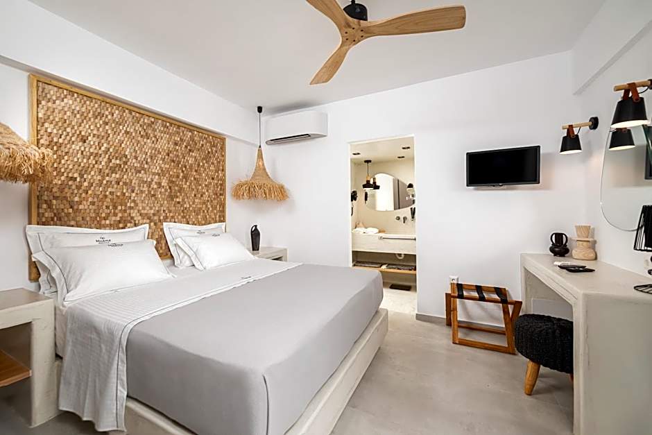 Mnḗmē Suites & Villas