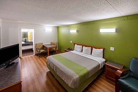 1 King Bed | Non-Smoking