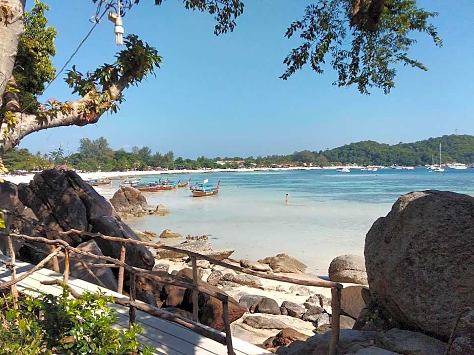 DAYA Beach, Lipe local