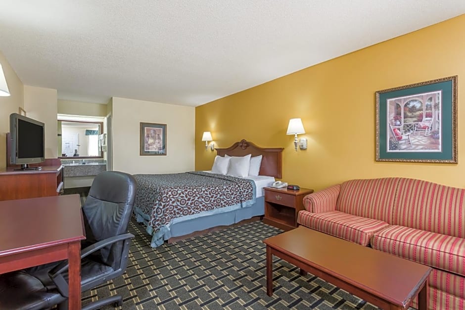 Days Inn & Suites by Wyndham Warner Robins Near Robins AFB