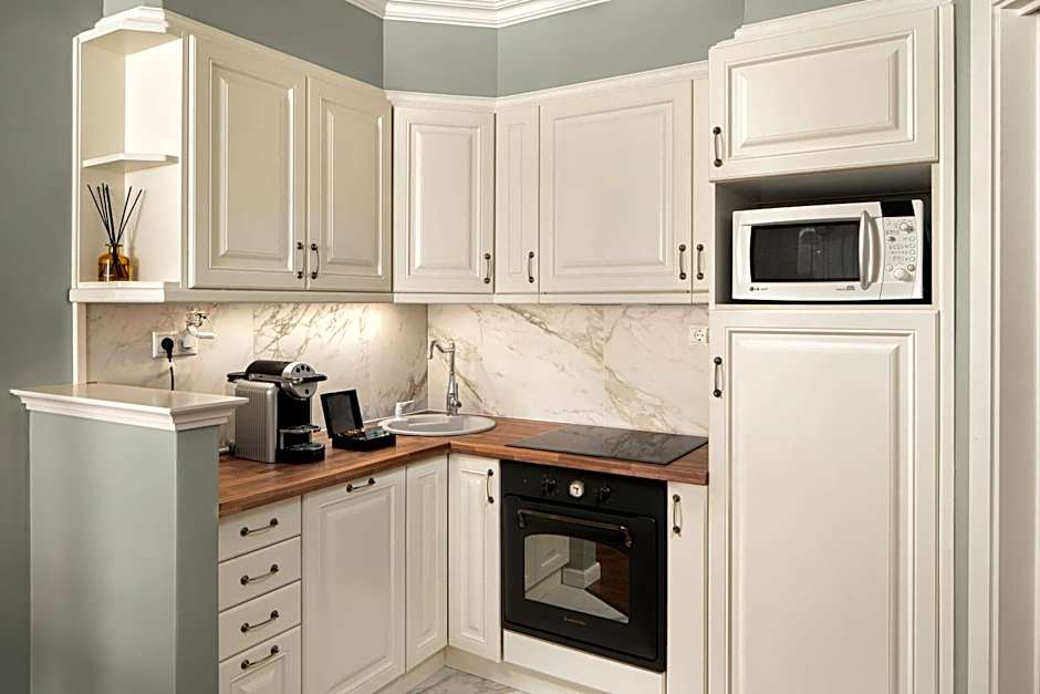 Queen'S Court Hotel & Residence