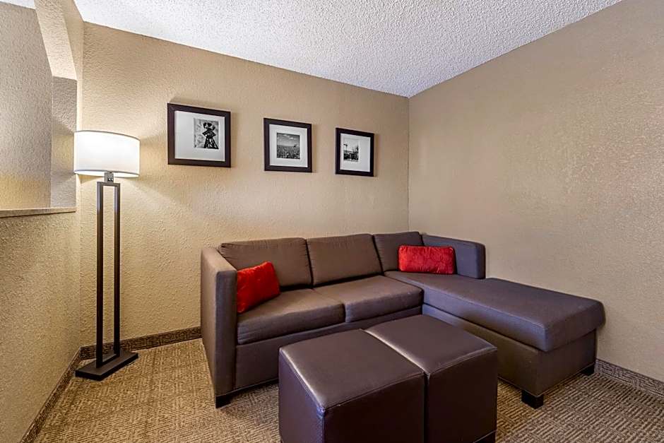 Comfort Inn & Suites Hays I-70