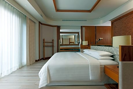 Junior 1-Bedroom King Suite with Magong Harbor View