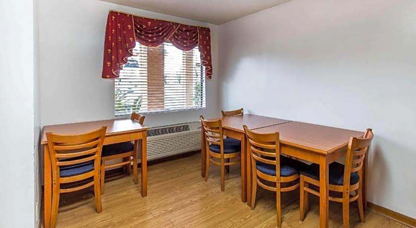 Econo Lodge Inn & Suites
