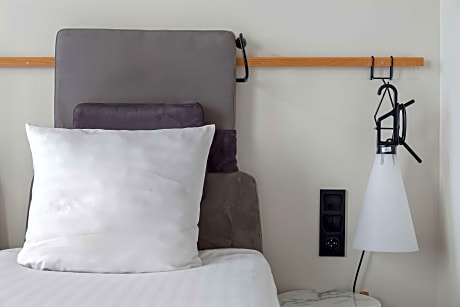 1 SINGLE BED,NSMK,ECONRM,ROOFWNDW,FREEINT,COFTEA,SAFE,FULL BREAKFAST