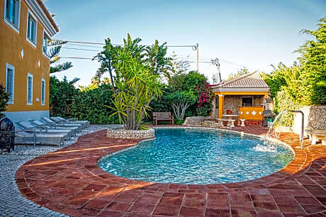 Moonshine Guest House with private studios and private cottage