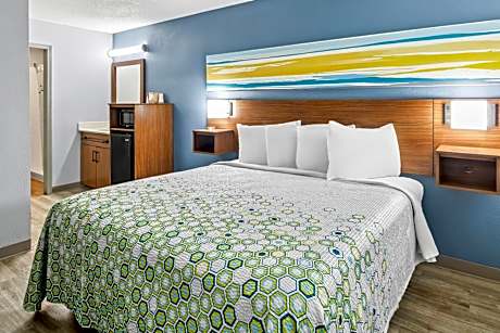 Studio 1 King Bed Smaller Room Non-Smoking