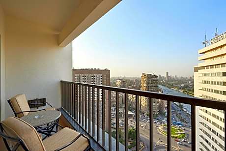 Corner Suite, Club lounge access,  1 King, Pool view, Balcony