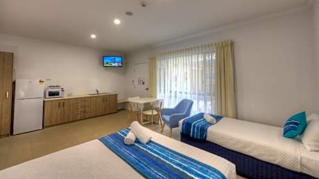 Deluxe Room with Queen and Single Bed - Disability Access