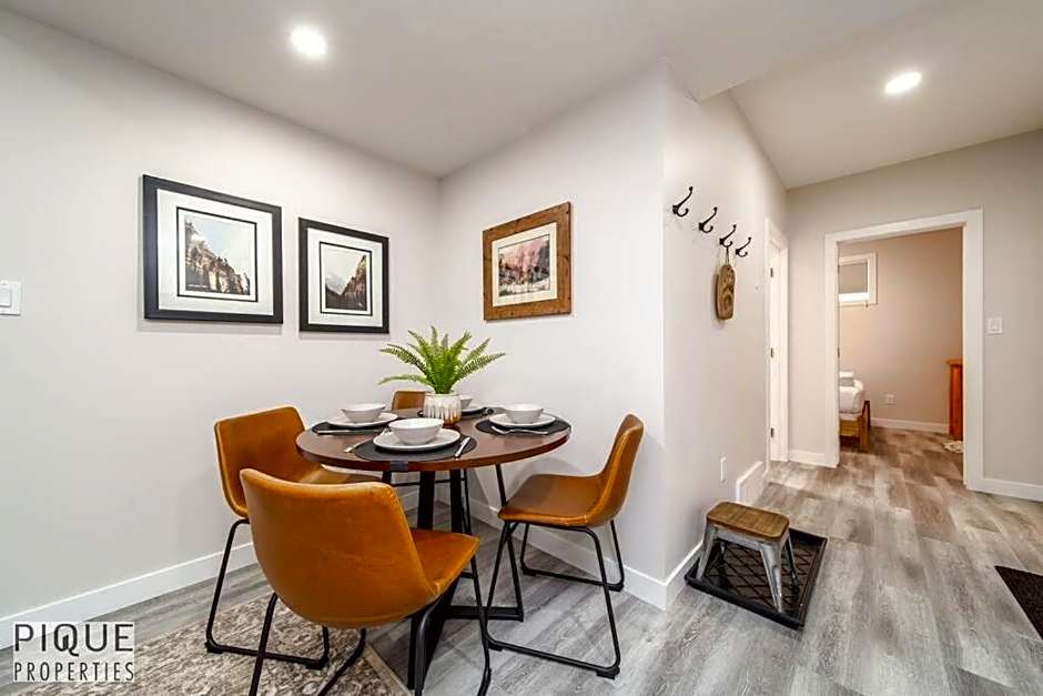 NEW, Mountain Chic Suite, Whyte Avenue, Netflix, WiFi, Sleeps 6