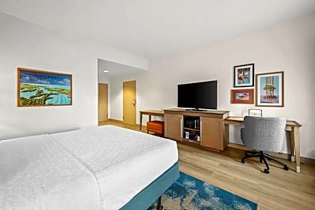 King Room with Accessible Tub - Mobility and Hearing Access/Non-Smoking