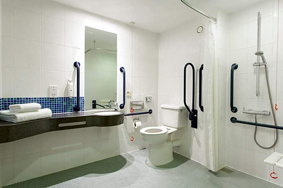 Holiday Inn Express Cheltenham Town Centre By IHG