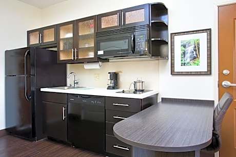 One-Bedroom Suite with Tub - Mobility Accessible