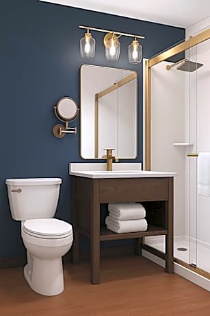 Queen Room - Accessible with Roll-In Shower
