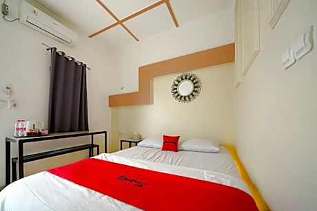 RedDoorz @ Jalan Otista Karawang