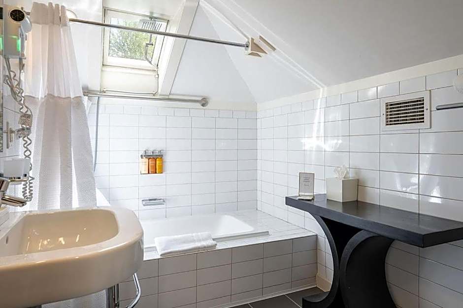 Oakhurst Inn at the University