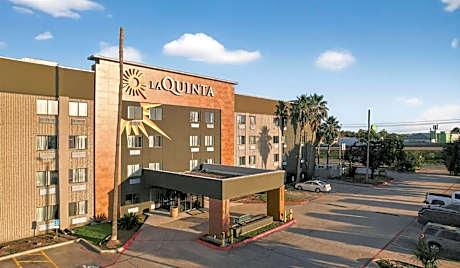 La Quinta Inn & Suites by Wyndham Houston Baytown East
