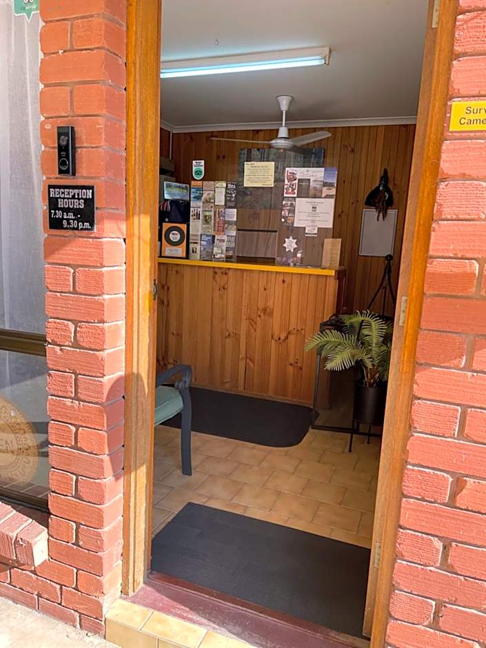 Country Roads Motor Inn