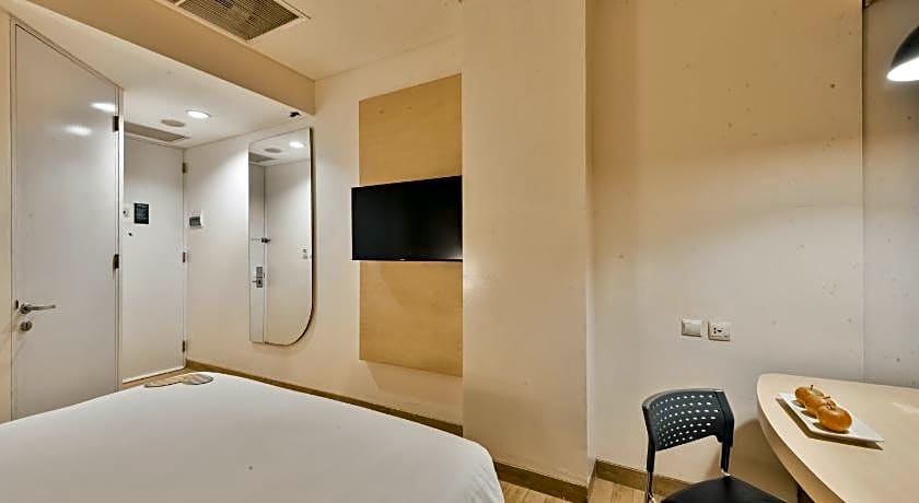 MaxOne Hotels Premier Melawai