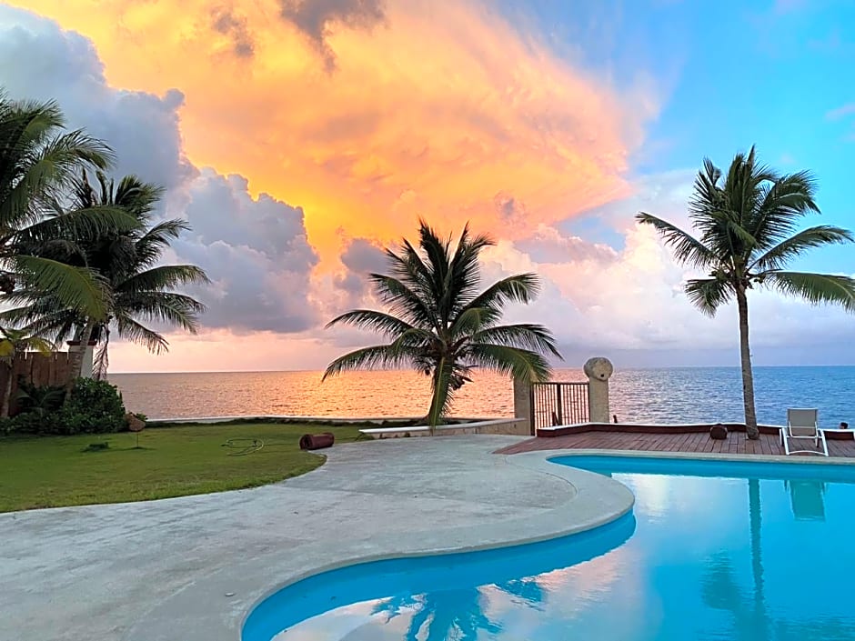Casa del Puerto by MIJ - Beachfront Hotel