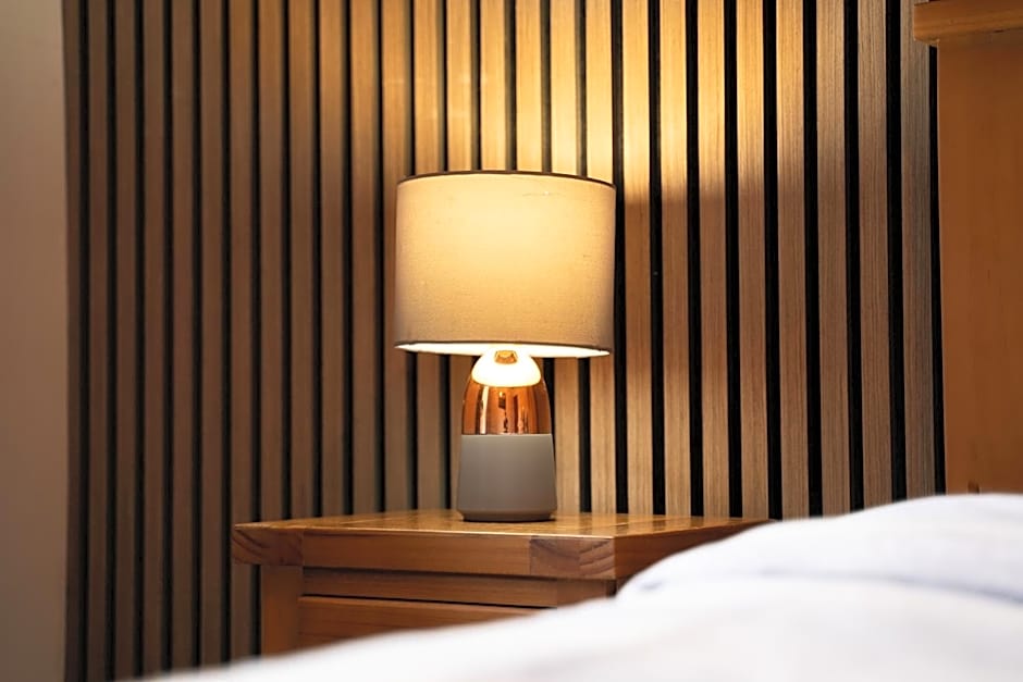 Prime location rooms in high street